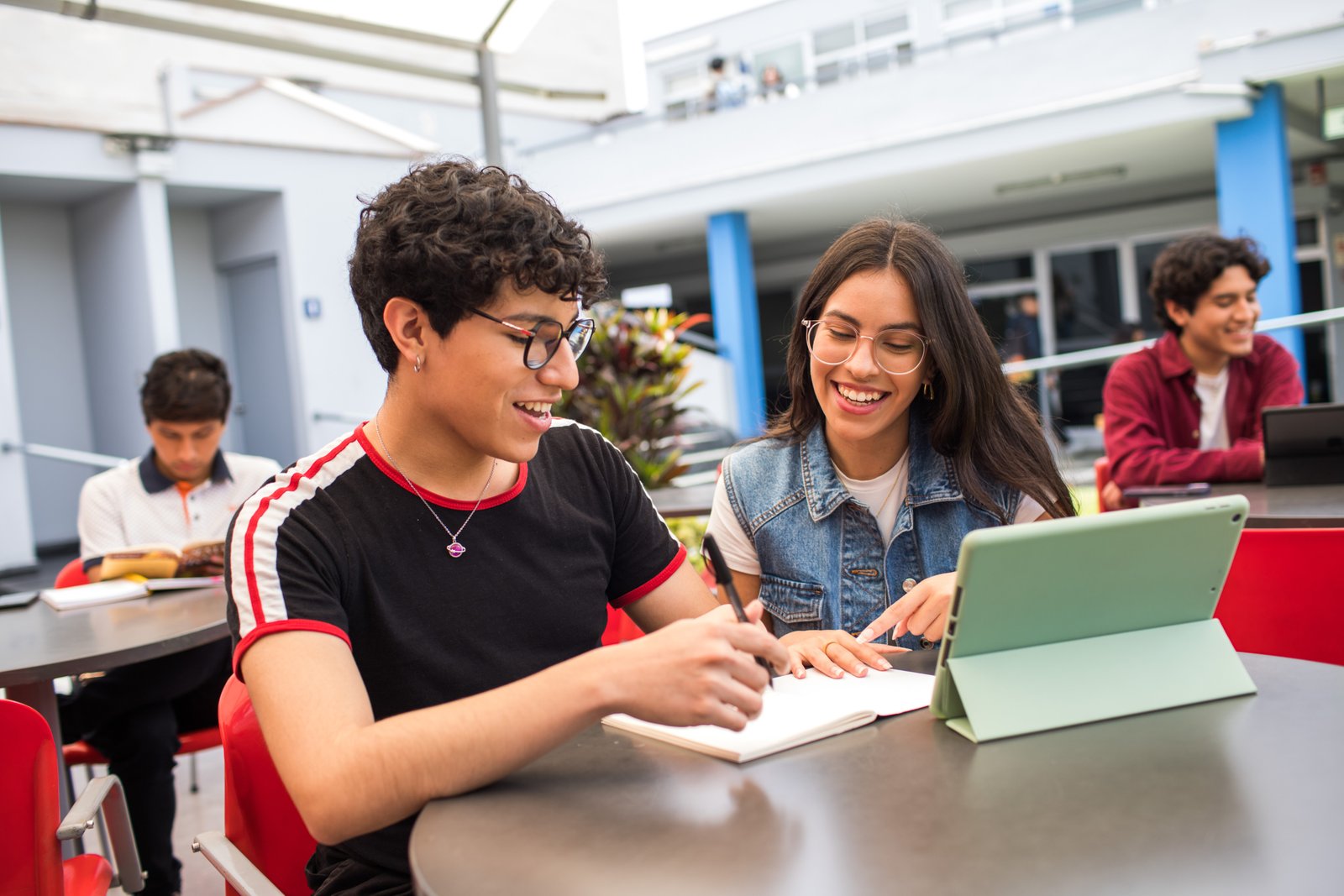 Estudiantes en clase de idiomas en Horizonte Idiomas